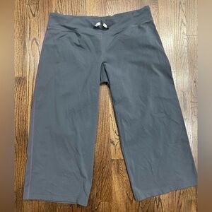 Lululemon Cropped Wide Leg Legging Black with Purple Stitching Size 12